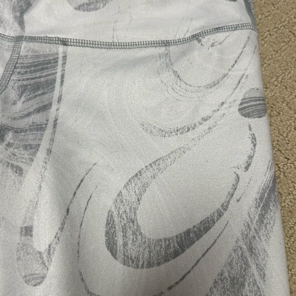 ALO Yoga Gray Patterned Leggings - Picture 5 of 6